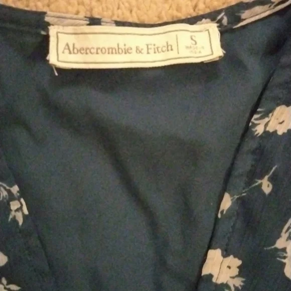 ABERCROMBIE & FITCH- Polyester Blue Floral Blouse Size S - Picture 2 of 4